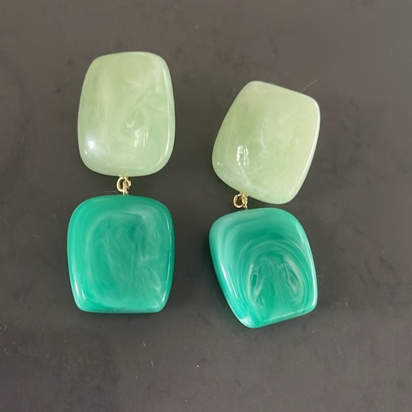 Elegant Green Dangle Earrings - Picture 3 of 3